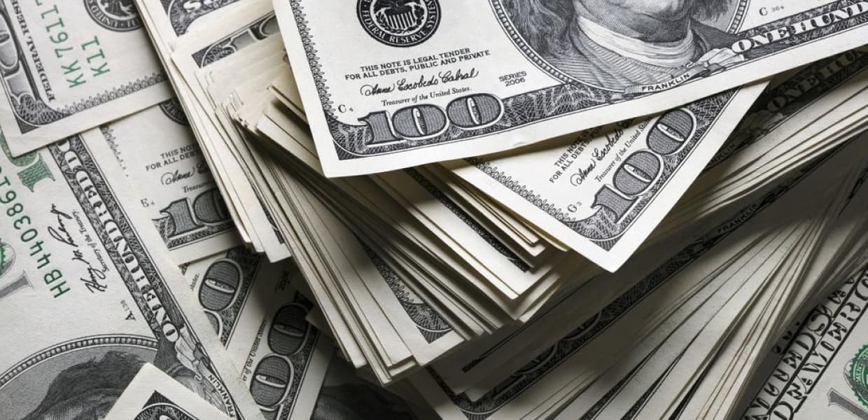 Imagen de portada para El dólar escaló y el oficial ya roza los $1.300