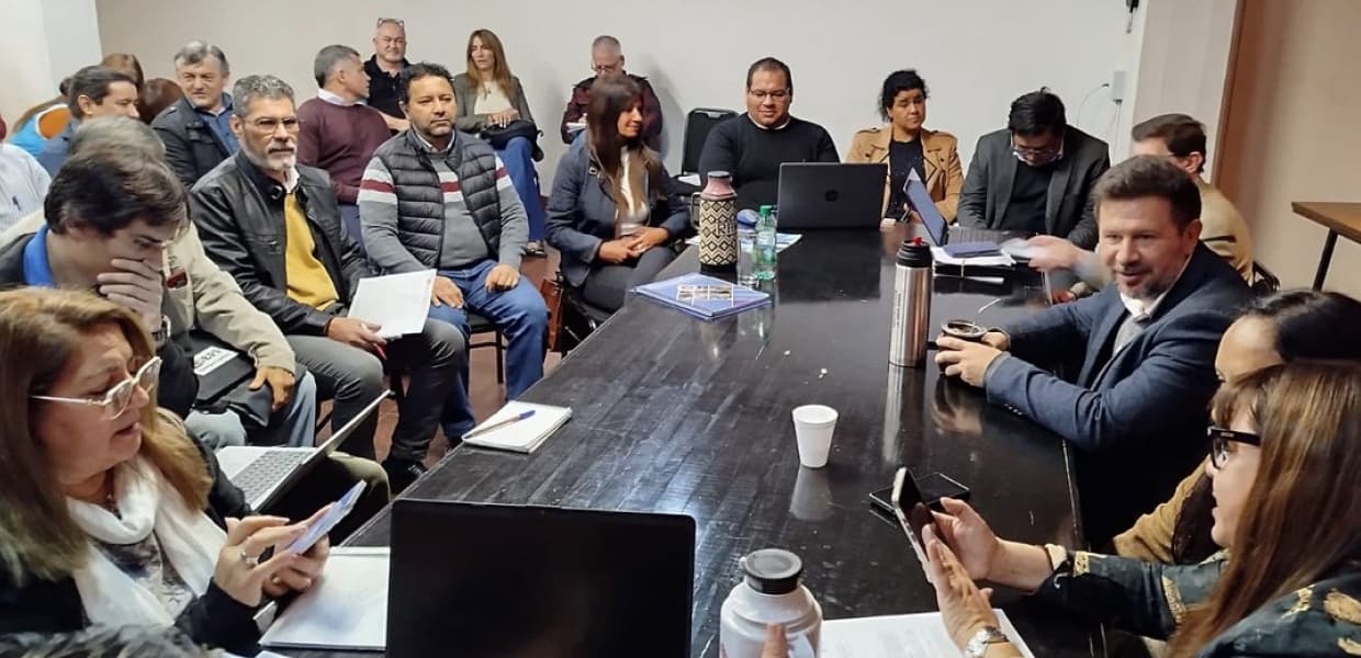 Imagen de portada para Docentes misioneros: acuerdan suba salarial del 5,1%