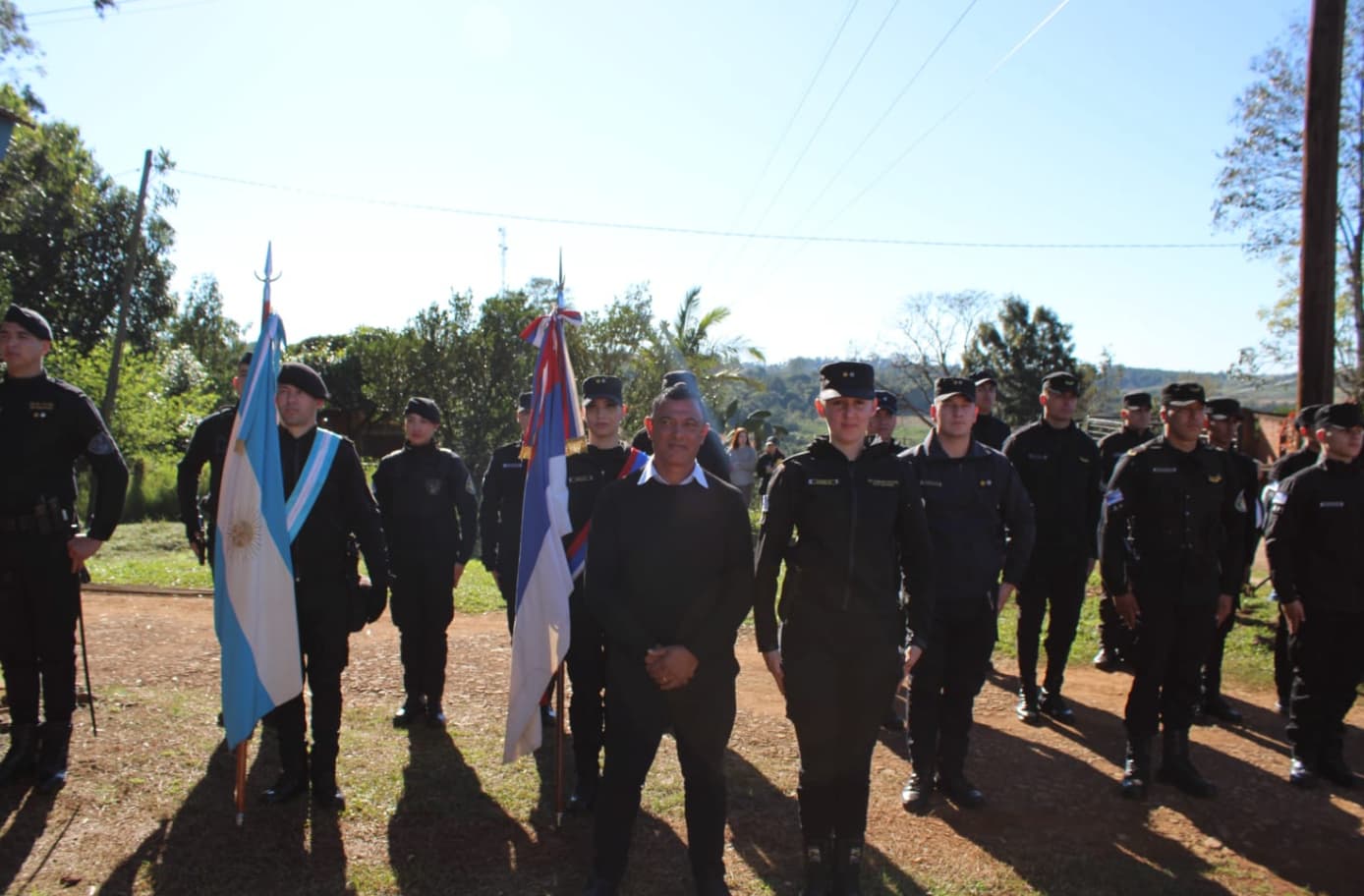 Juan Fernández junto a los agentes de las fuerzas de seguridad locales.