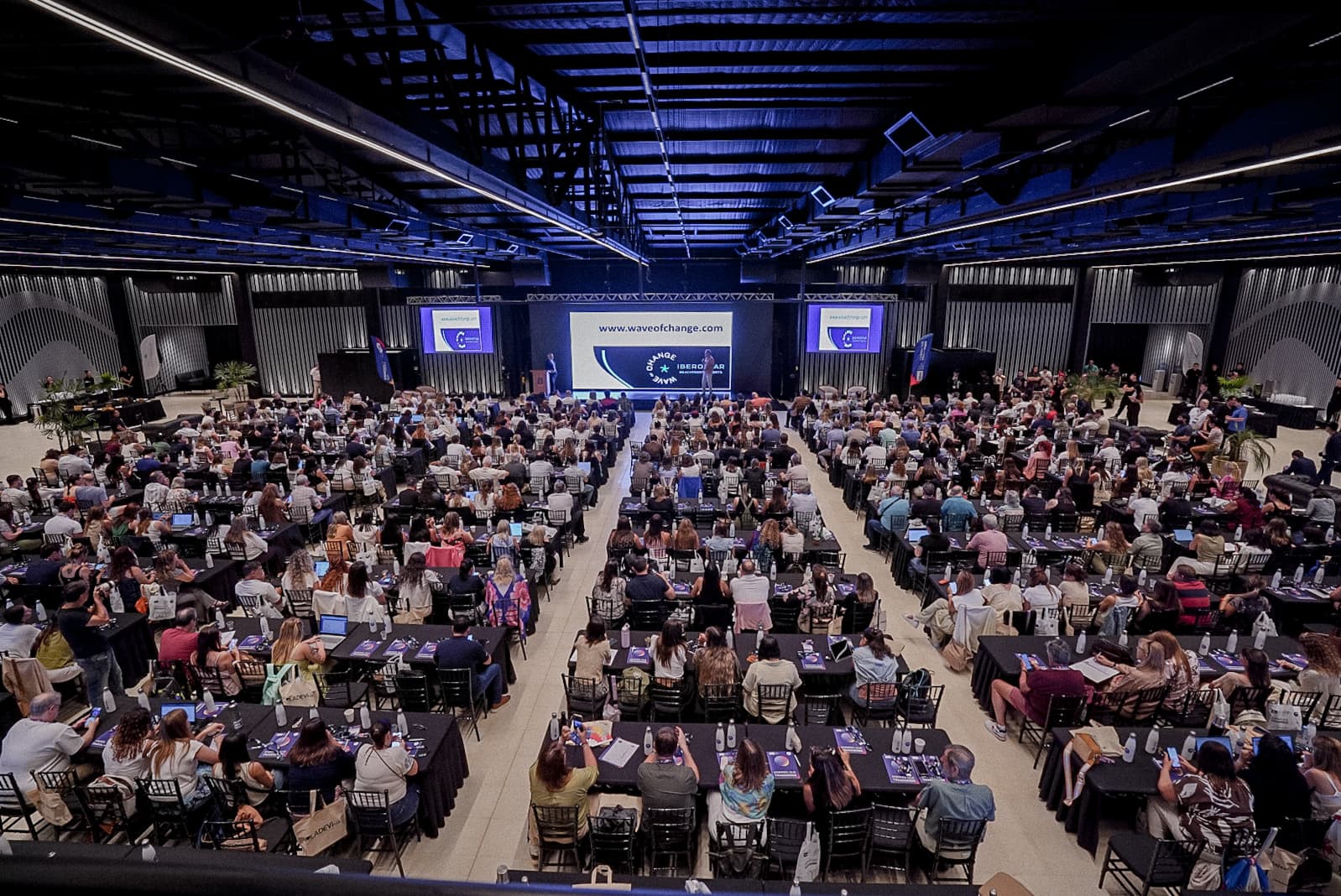 Vista general del Centro de Convenciones Iryapú durante la apertura de la 14ª Convención Anual del Grupo GEA, con cientos de profesionales del turismo colmando el salón principal.