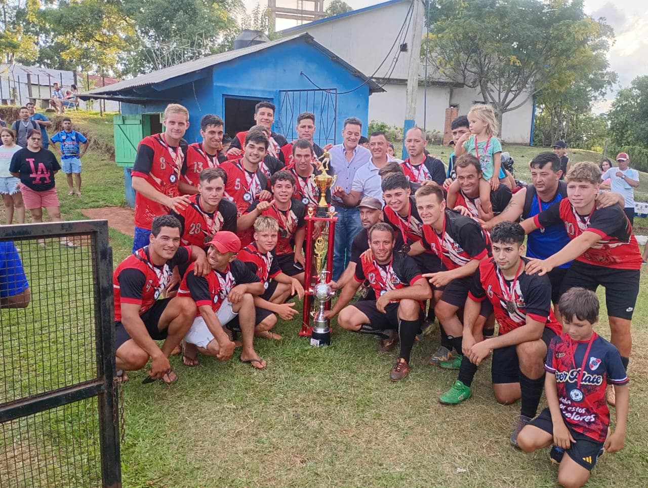 Tigres levanta el trofeo de campeón