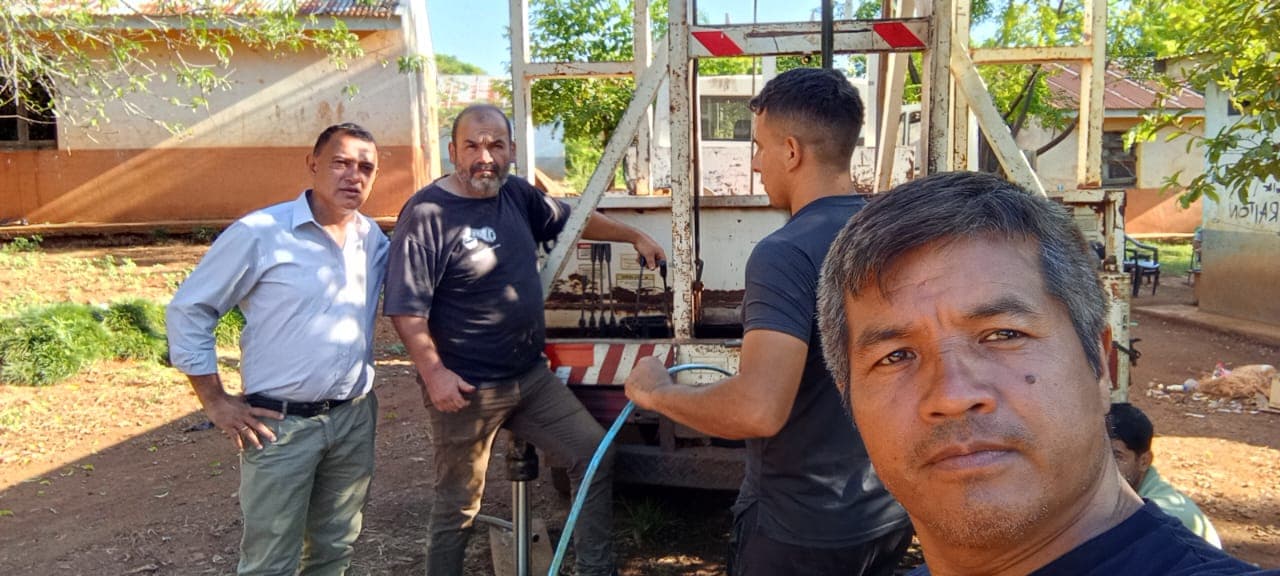 El Intendente Juan Carlos Fernández junto al personal técnico trabajando en el pozo de la Aldea Pai Antonio Martínez.