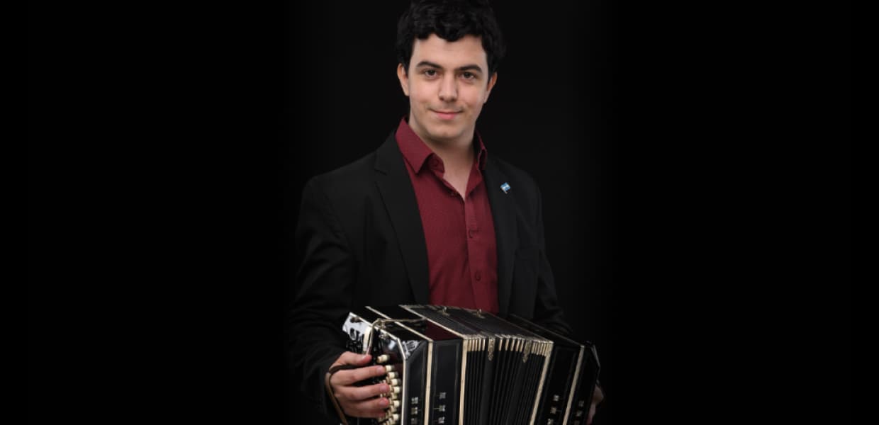 Imagen de portada para De Oberá al mundo: Joaquín Benítez Kitegroski gana el Latin Grammy