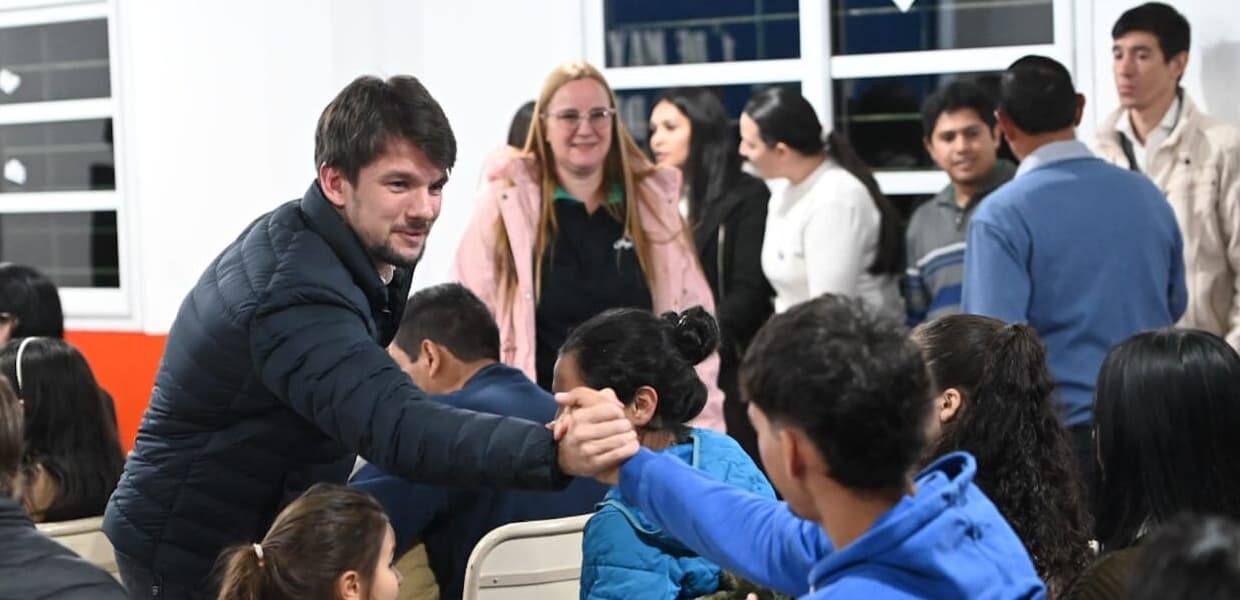 Ilustración editorial de portada sobre Educación superior en Fracrán: lo que el acto oficial no contó